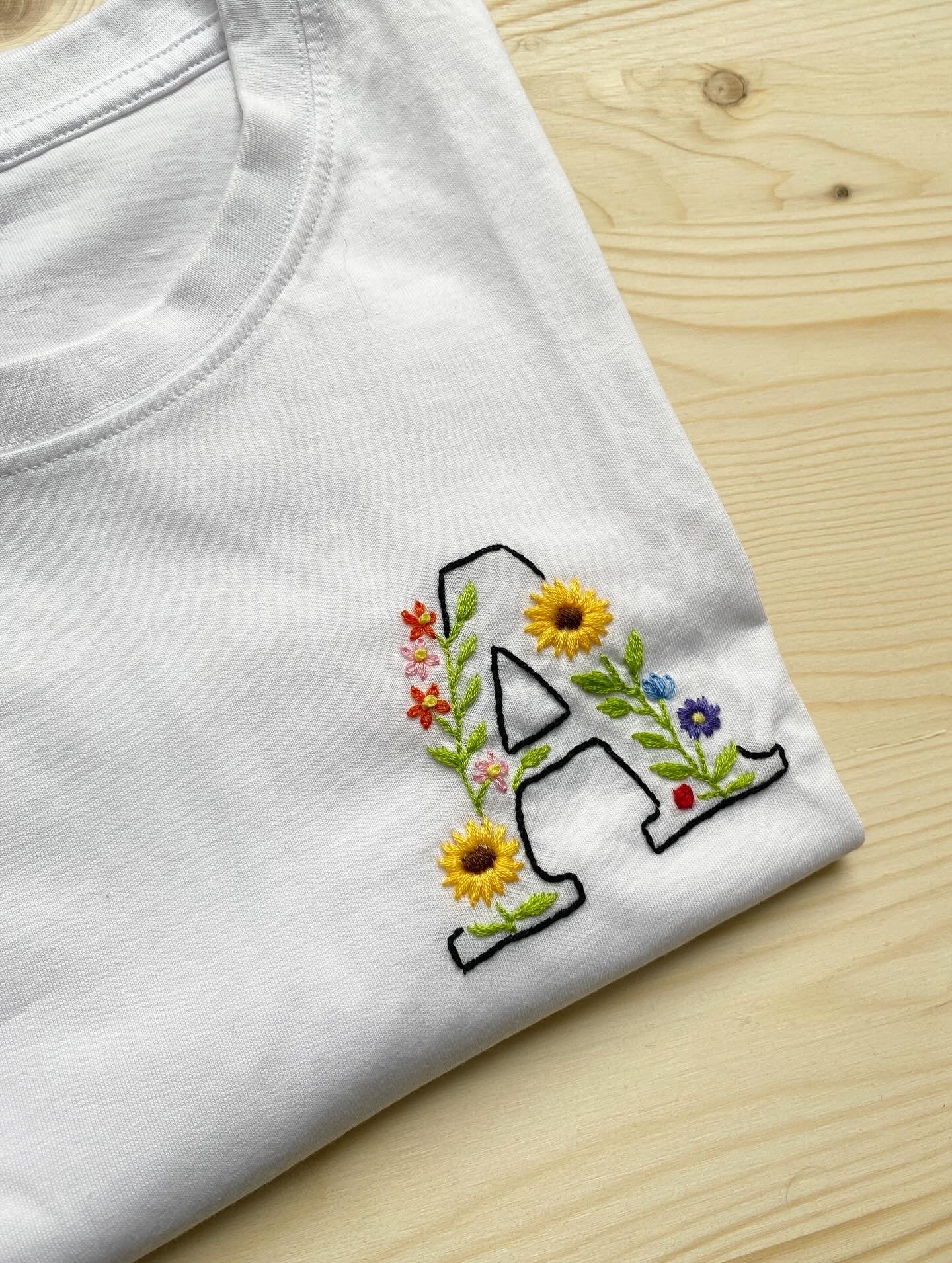 T-SHIRT “INIZIALE FLOREALE”